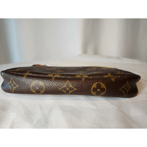 Louis Vuitton Monogram Pochette Accessoires AR0030 Shoulder Bag with Chain - Picture 9 of 15